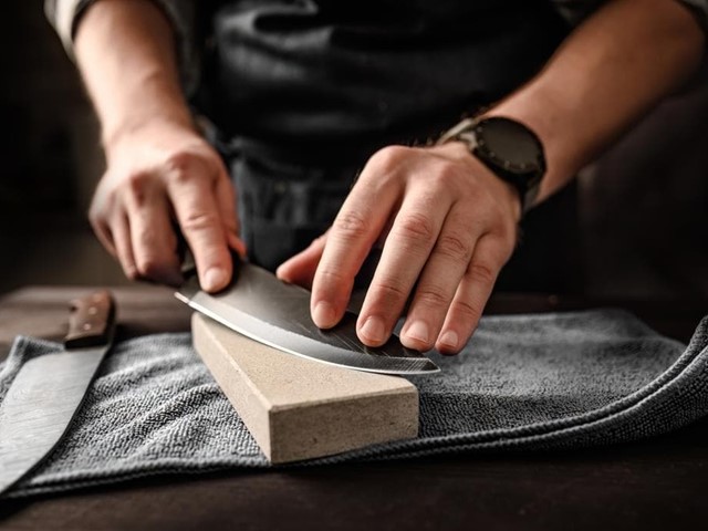 Afilado de cuchillos y tijeras: ¿por qué es esencial para la seguridad y eficiencia en la cocina?